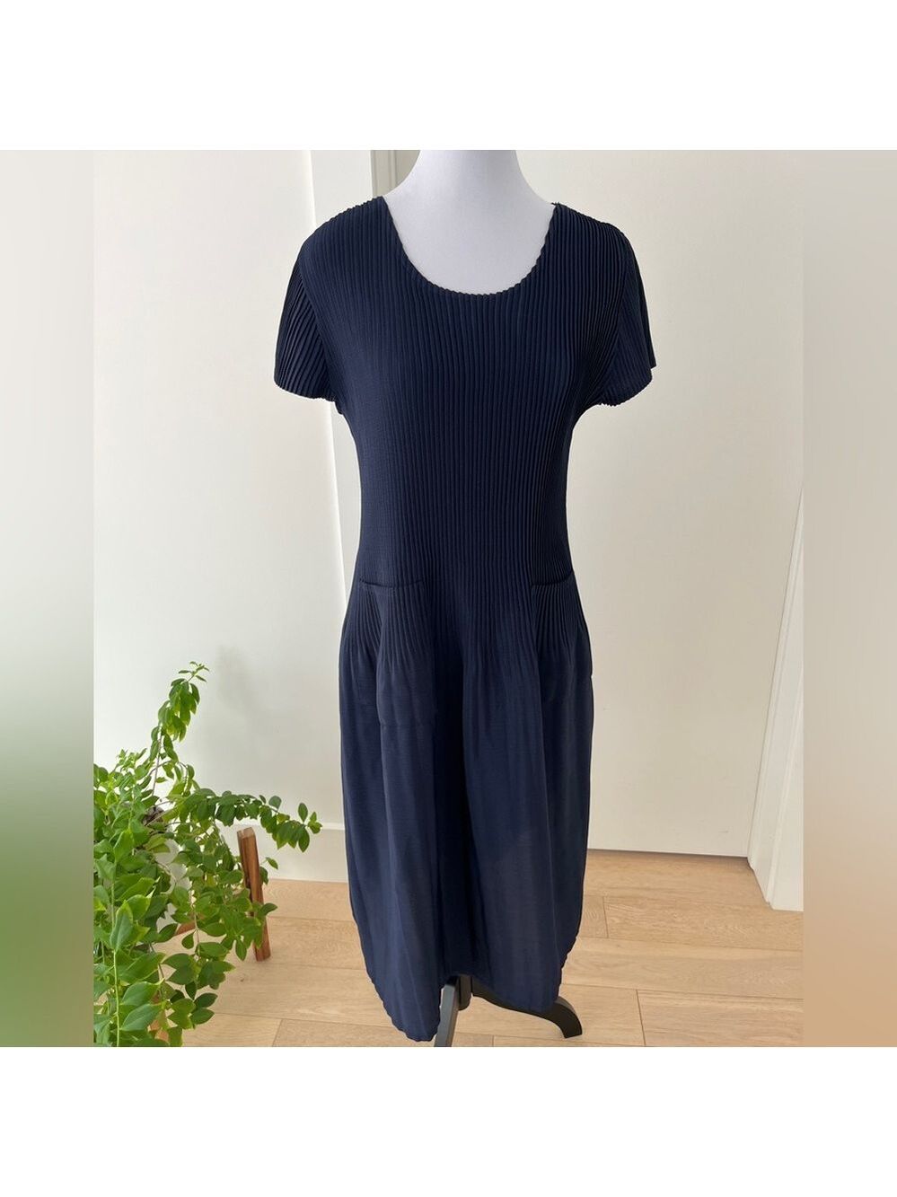 DRESS Midi Navy Blue Short Sleeve Pleated Stretchy Bodice Full Skirt Minimalist